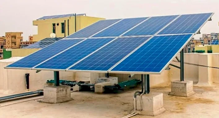 Solar photovoltaic array mounted above an open rooftop area